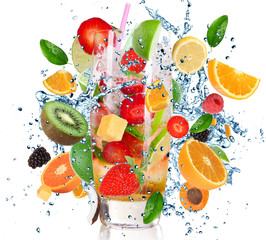 Küchenrückwand glas motiv Spritzendes Wasser Fruchtcocktail mit spritzender Flüssigkeit isoliert auf weiß  © Lukas Gojda