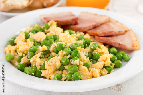 fried egg with peas and bacon