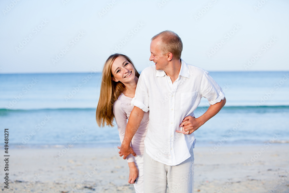 junges glückliches verliebtes paar am strand junges glückliches verliebtes paar am strand