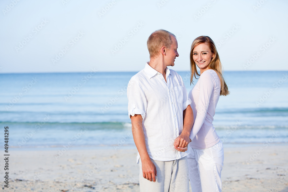 junges glückliches verliebtes paar am strand junges glückliches verliebtes paar am strand