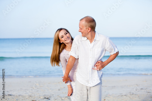 junges glückliches verliebtes paar  am strand