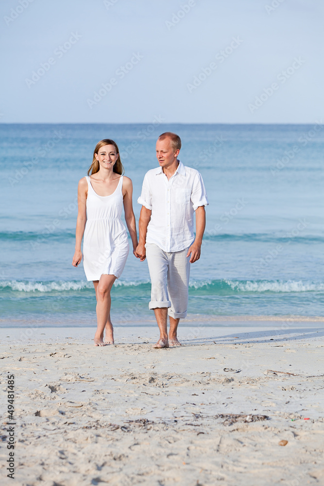 junges glückliches verliebtes paar am strand junges glückliches verliebtes paar am strand