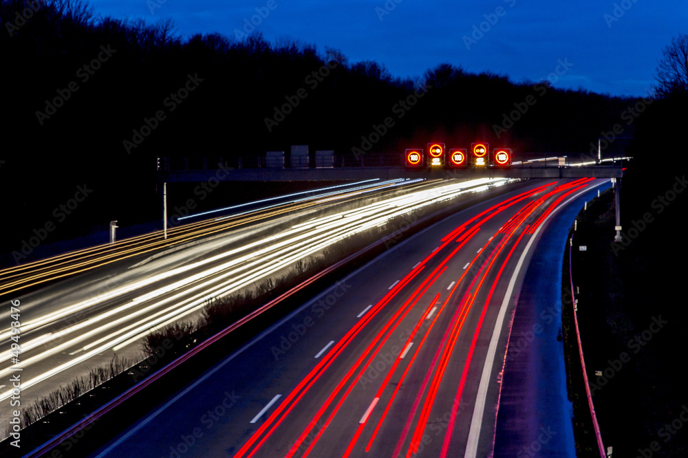 Nachtaufnahme - Autos auf Autobahn