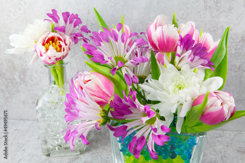 Fototapeta Naklejka Na Ścianę i Meble -  Zarte Blüten in Glasvasen