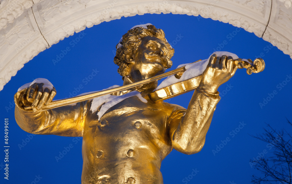 Fototapeta premium Johan Strauss memorial from Vienna Stadtpark in winter dusk
