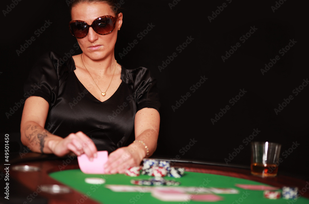 Frau spielt Poker Frau spielt Poker