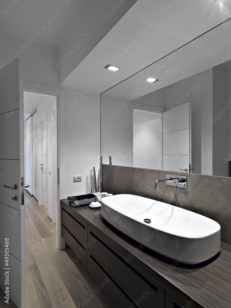 bagno moderno con parquet e grande specchio Stock Photo | Adobe Stock