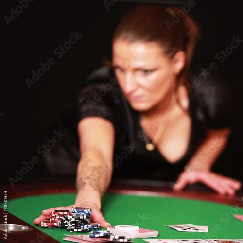 sexy Frau spielt Poker