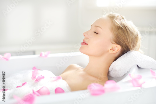 Stampa su tela An Attractive girl relaxing in bath