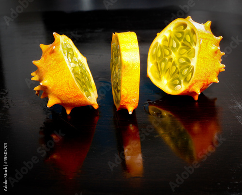Kiwano in drei Teile geschnitten