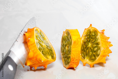 Kiwano in drei Teile geschnitten
