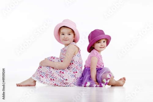 Süße Mädchen in Fashion Kleider mit Hut Porträt