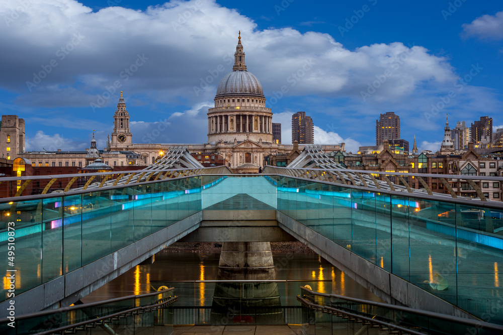 Naklejka premium St Pauls from the milenium bridge