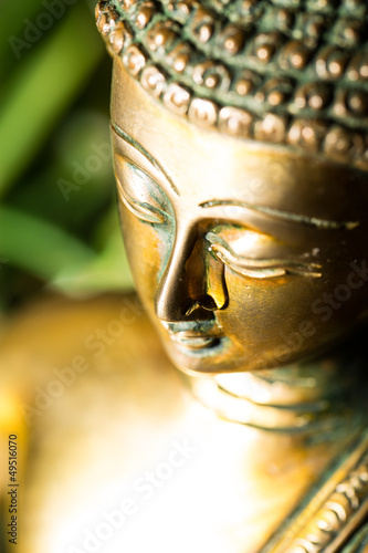 Weinender Buddha von oben photo