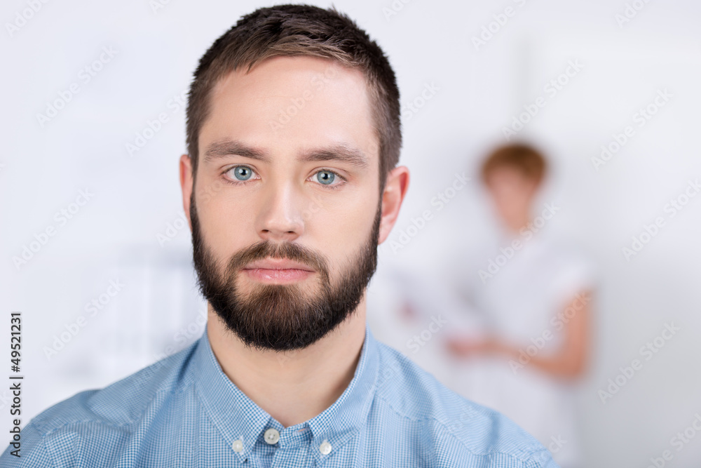 junger mann im büro schaut ernst junger mann im büro schaut ernst