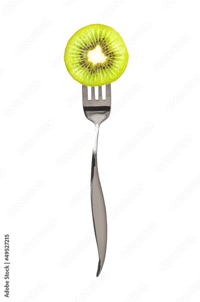 Kiwi piquée sur une fourchette, fond blanc
