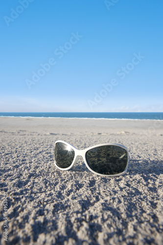 Sonnenbrille im Sand