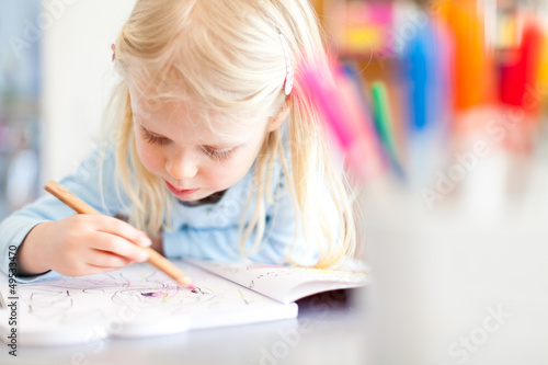 Mädchen malt
