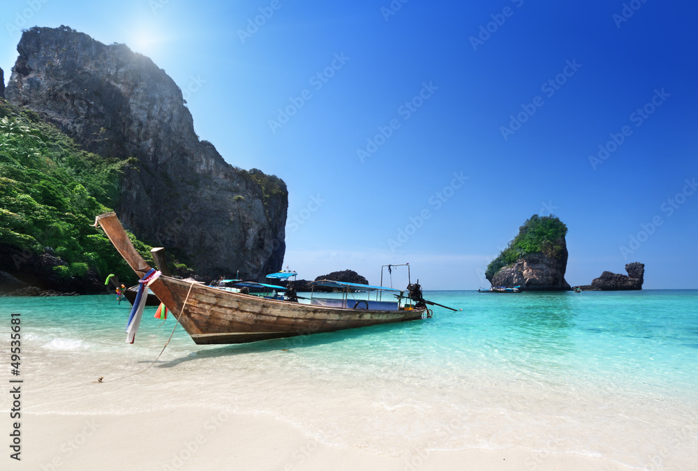 Fototapeta premium boat at Phi Phi island, Thailand