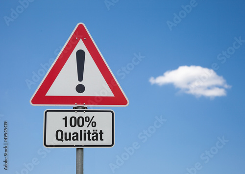 Achtung-Schild mit Wolke 100% QUALITÄT