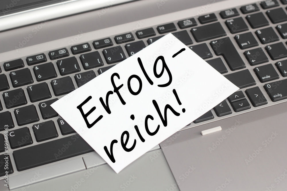 Computer mit Zettel Erfolgreich Computer mit Zettel Erfolgreich