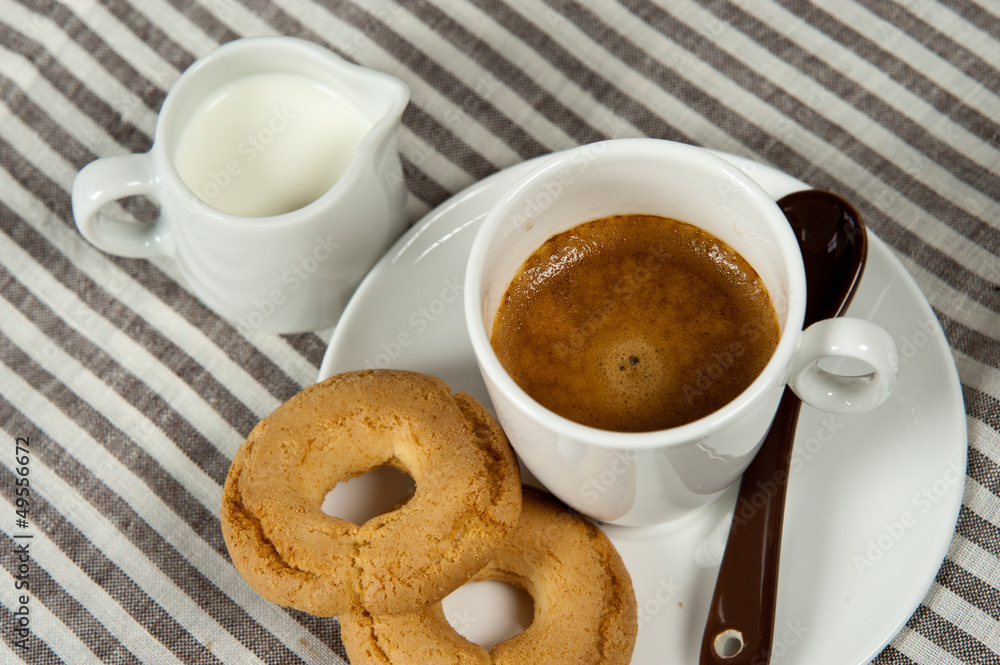 tazzina di caffè, biscotti e un bricchetto di latte tazzina di caffè, biscotti e un bricchetto di latte