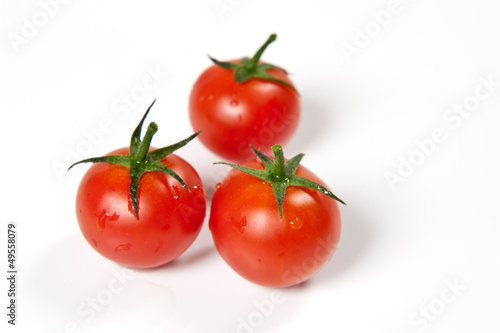 tre pomodori su sfondo bianco