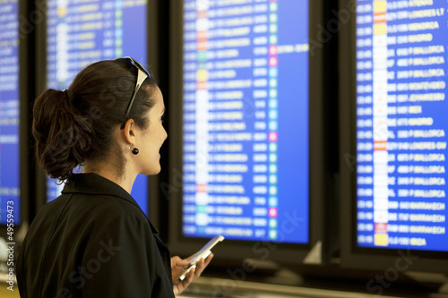 Check-in mit Smartphone am Flughafen photo