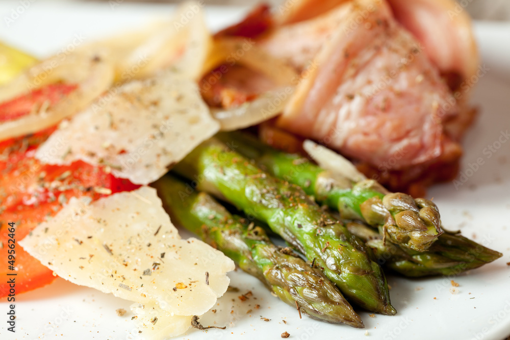 Grilled asparagus with ham and cheese Grilled asparagus with ham and cheese