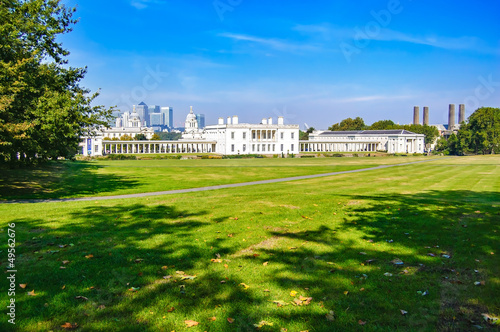 Fotografiet Greenwich Park, Maritime Museum and London skyline on background