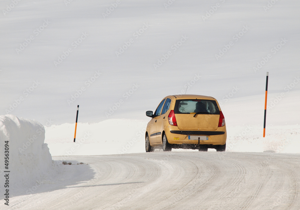 Voiture sur la neige Voiture sur la neige