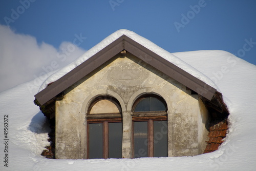 abbaino ricoperto di neve