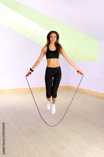 Young woman with skipping r...