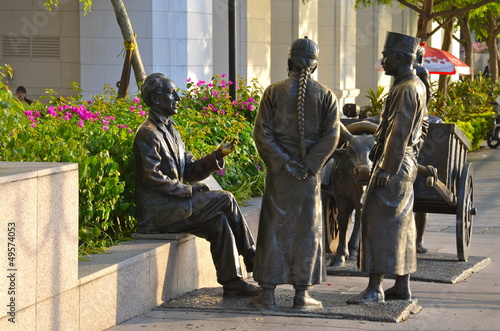 Fototapeta River Merchants monument on the Singapore river