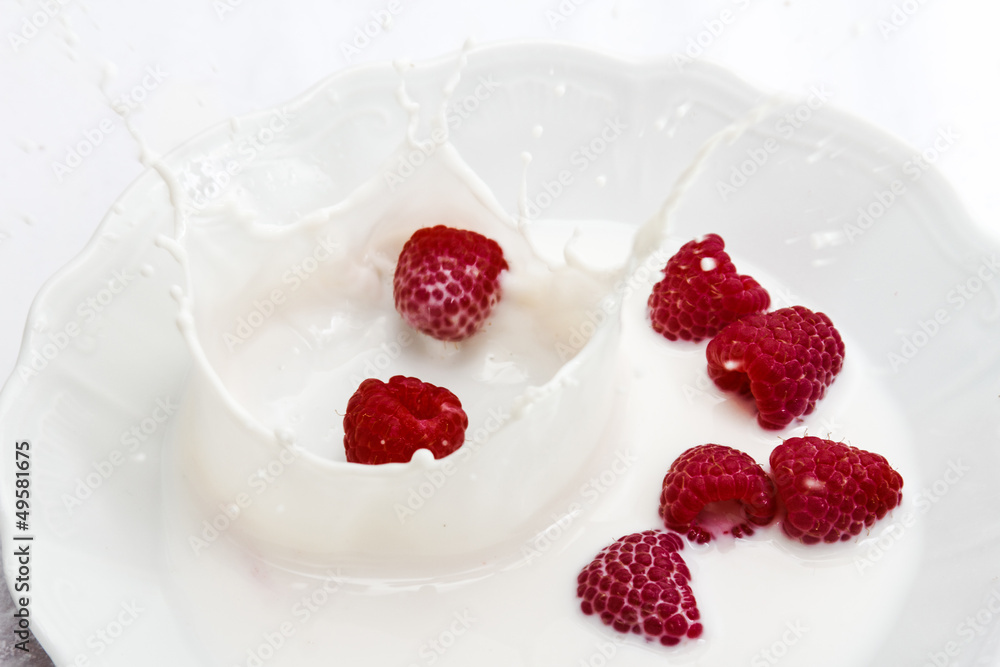Himbeere fällt in Milch 4 Himbeere fällt in Milch 4