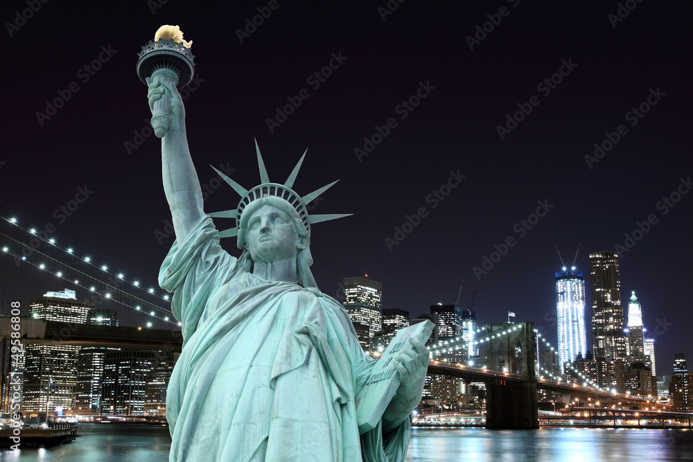 Fototapeta premium Most Brookliński i Statua Wolności w nocy