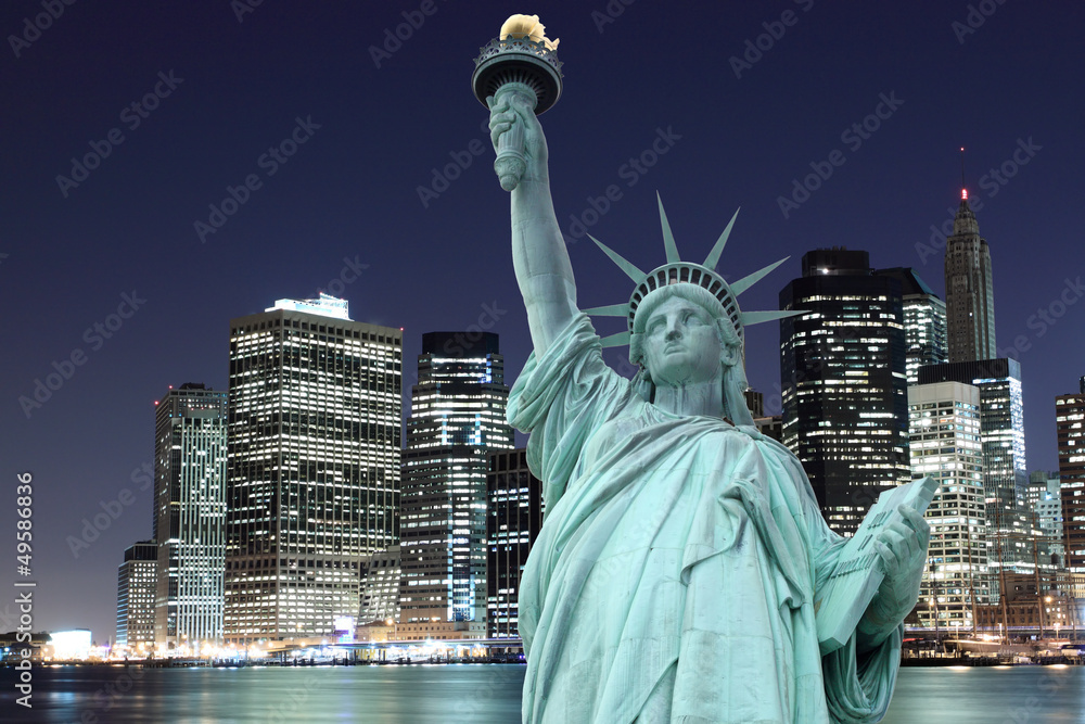 Fototapeta premium Most Brookliński i Statua Wolności w nocy