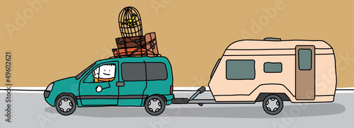 Couple partant en vacances en voiture avec une caravane