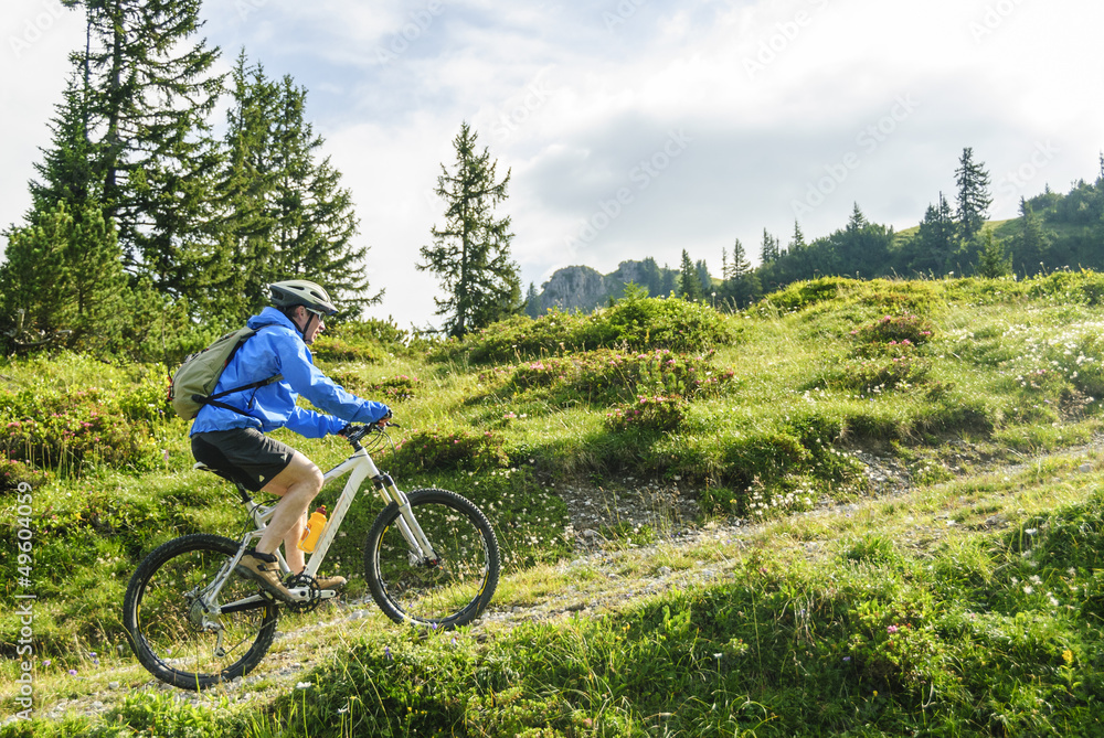 Obraz premium aufwärts mit dem MTB