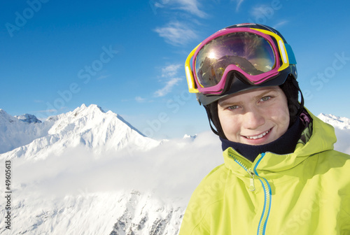 Junger Skifahrer vor Bergpanorama