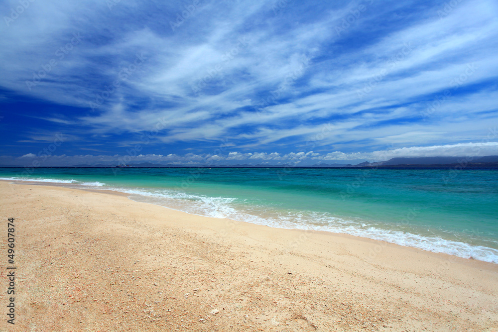 Fototapeta premium 南国沖縄の綺麗な珊瑚の海と夏空
