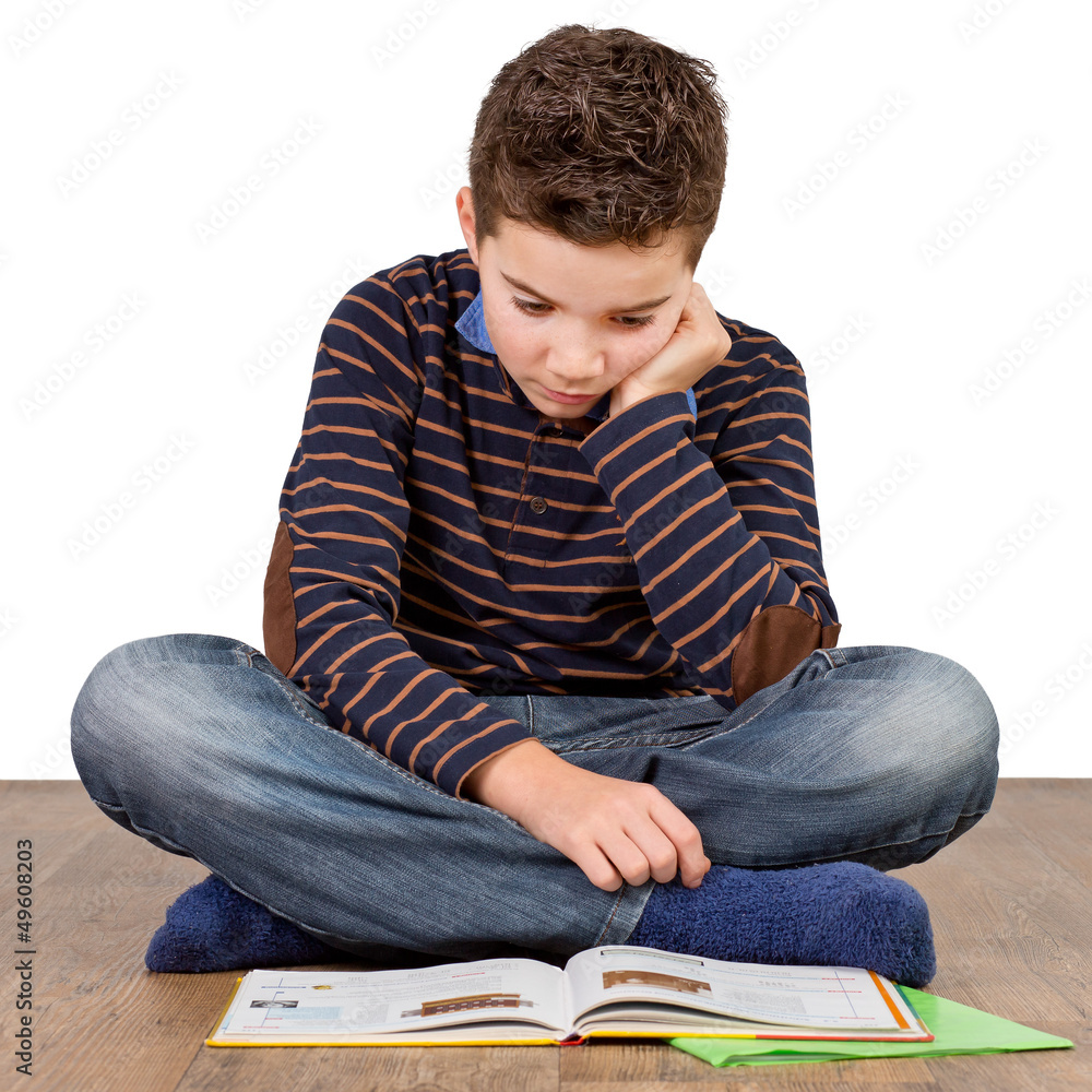 Wunschmotiv: Junge / Schüler liest konzentriert ein Buch #49608203