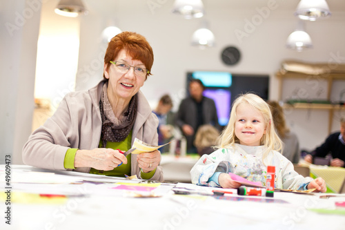 Konstfotografi Oma und Enkelkind malen