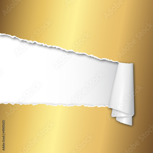 aufgerissenes goldenes Papier mit Textfreiraum