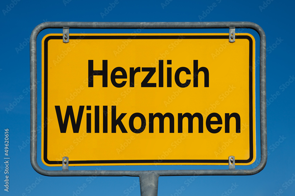Ortsschild mit blauem Himmel HERZLICH WILLKOMMEN Ortsschild mit blauem Himmel HERZLICH WILLKOMMEN