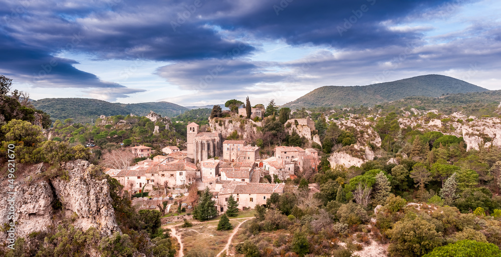 Magnifique village médiéval de Mourèze dans l'Hérault en Languedoc, Occitanie en France