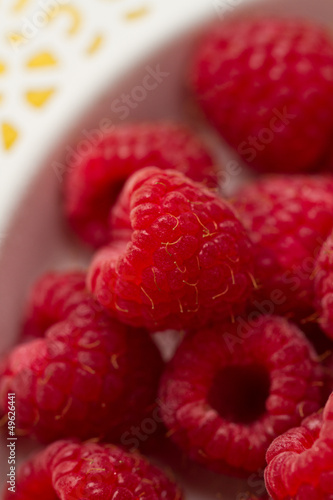 Himbeeren in weißer Schale