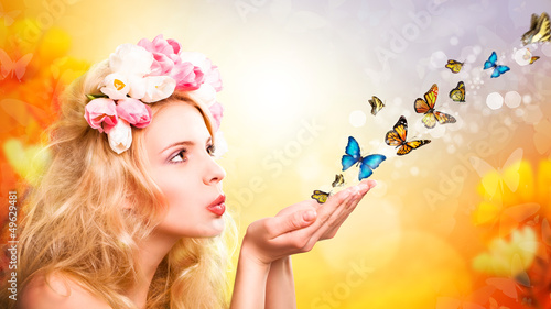 Frühlingsbotin mit Schmetterlingen photo