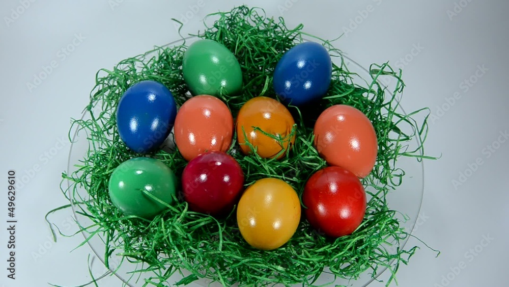 Bunte Ostereier im Nest Bunte Ostereier im Nest