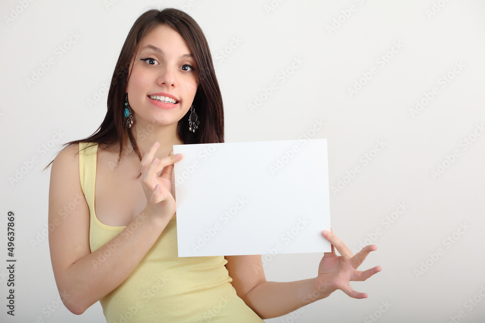 Giovane ragazza con cartello bianco Giovane ragazza con cartello bianco